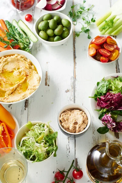 Hummus Dip Snacks Vegetarianos Crudos Sobre Mesa Madera Blanca —  Fotos de Stock