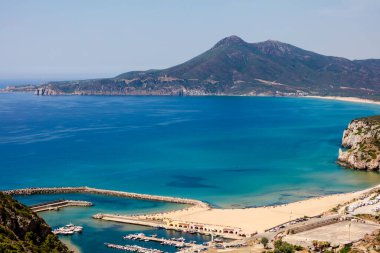 Sardunya 'da deniz kıyısındaki küçük bir kasabanın manzarası