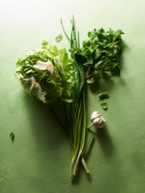 Yeşil arka planda yeşil marul ve sebzeler