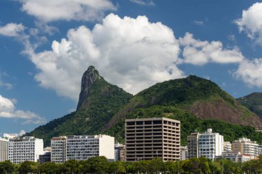Corcovado Dağı 'nın güzel manzarası ve Botafogo Plajı' ndaki mavi gökyüzü ve bulutları, Rio de Janeiro, Brezilya 'daki Kurtarıcı Heykeli.