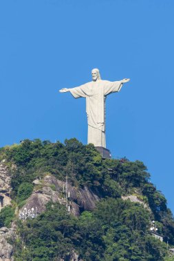 Rio de Janeiro, Brezilya 'daki Corcovado Dağı' nın tepesinde Kurtarıcı İsa 'nın güzel manzarası