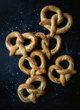 Siyah arkaplanda ev yapımı yumuşak krakerleri kapat