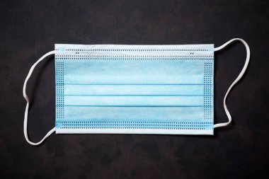 Siyah bir masada cerrahi maske.