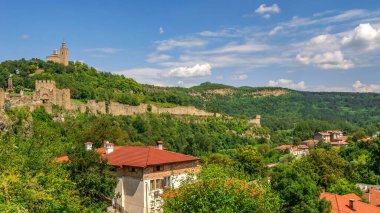 Bulgaristan 'ın Veliko Tarnovo kentindeki Çarevets kalesinin surları. Güneşli bir yaz gününde büyük panoramik manzara