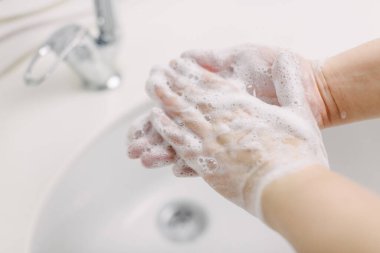 El yıkama. Sabun köpüğüyle ellerini yıka. 