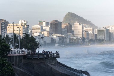 Mirante do Leblon, Rio de Janeiro, Brezilya 'dan okyanus manzarası seyreden insanlara güzel bir manzara