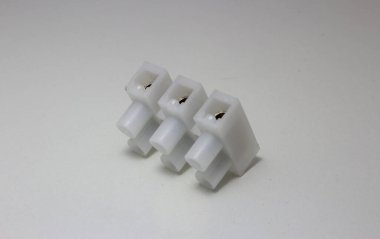 Kabloları bağlamak için elektrik konnektörü, genellikle büyük amfiler yüklü