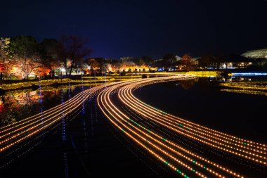 Nabana no Sato, Kuwana City 'deki bir botanik bahçesi / tema parkı. En çekici ve en büyük kış aydınlatma etkinliği. Park boyunca parlak ışık tesisleri..