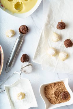 Siyah beyaz çikolatalı trüf mantarı. Gastronomik konsept