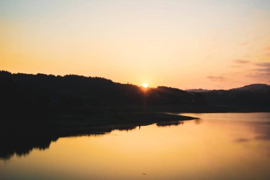 Soyut akşam gölü manzarası