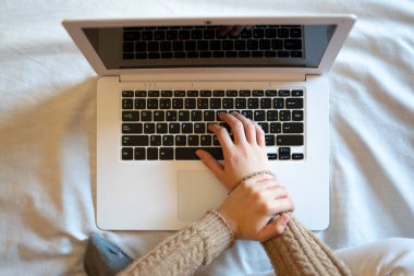Bilgisayarda çalışırken bileği ağrıyan bir kadın çalışanın üst görüntüsü. Ergonomik çalışıyor.