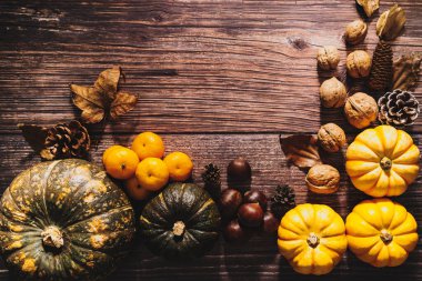 Tahta masadaki kabak ve fındıklı Şükran Günü 'n kutlu olsun.