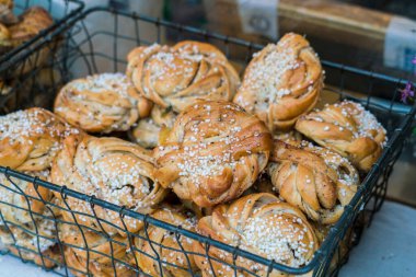 Yaz festivalinde bir sepet tarçınlı çörek.