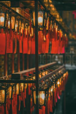 Man Mo Tapınağı 'nın içinde abajur asılı.