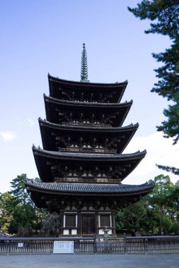 Kofukuji Tapınağı Nara 669 yılında güçlü Fujiwara ailesi tarafından kuruldu, 50 metre yüksekliğindeki Ulusal Hazine Müzesi olarak bilinen ve paha biçilemez, Budist ve heykellerden oluşan güzel koleksiyonlara ev sahipliği yapan pagoda. Bu ortaçağın avantajı.