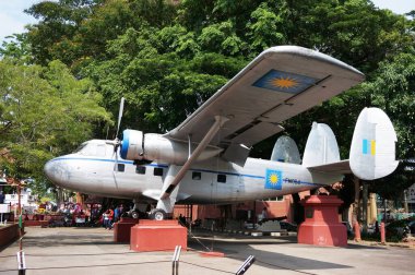 Tarihi bir askeri uçak İskoç Havacılık İkiz Pioneer FM1064 Melacca şehrinde bulunacaktır. Açık havada Muzium Pengangkutan Melaka 'da sergilenmektedir (Melacca Taşımacılık Müzesi).