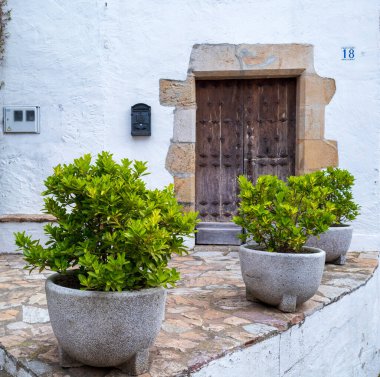 Katalonya 'daki güzel Begur köyünün sokaklarının ayrıntıları..