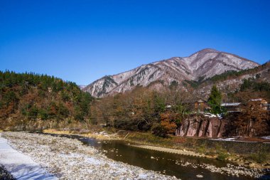Shirakawa Köyü, 2005 yılında UNESCO 'nun dünya mirası olarak listelenmişti. Budist rahiplerin ellerine benzeyen dik sazdan çatılı bir çiftlik evi tasarlanmış ve bazıları 250' den fazla olan dağlarla çevrili bir yerdi.