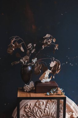 Vazoda sarı dallar, ev dekorasyonu.