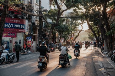 Hanoi, Vietnam. Motosikletli yoğun trafiğin görüntüsü