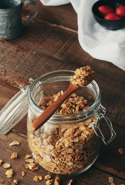 Kavanozda ev yapımı tahıl ve ahşap arka plan. Sağlıklı vegan yemekleri konsepti.