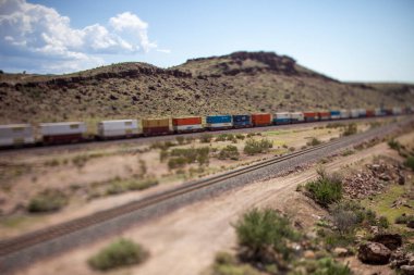 Asya 'da doğal arka planda eski tren 