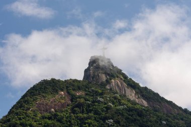 Rio de Janeiro, Brezilya 'daki Corcovado Dağı' nın tepesindeki Kurtarıcı Heykeli 'ne bakın.