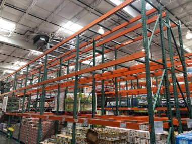 Alabama 'da bir Costco mağazasında boş raf.