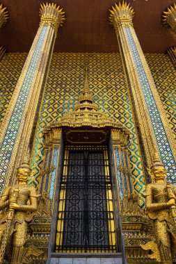 Zümrüt Buda tapınağı 1782 yılında inşa edildi, Tayland 'ın en kutsal Budist tapınağı, aynı zamanda güçlü bir din-politik sembolü ve Tayland paladyumu. Dikenli zirve tasarımı, ihtişam ve tarihi mimarinin birleşimi.