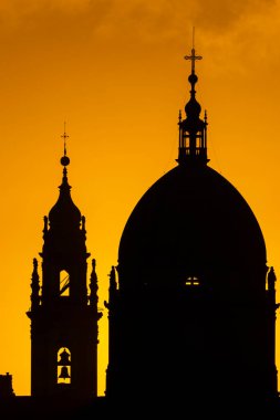Şehir merkezinde güneş doğarken tarihi kilise binasının güzel manzarası
