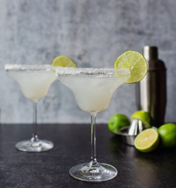 Siyah tezgahta limonlu iki margarita kokteyli.