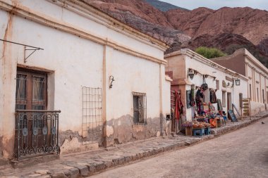 Arjantin - Purmamarca, Jujuy - Septiembre 2019 - Purmamarca 'nın tipik yapıları 