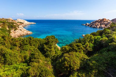 Sardunya 'nın kuzeyinde farklı şekillerde kayaları olan bir pelerin.