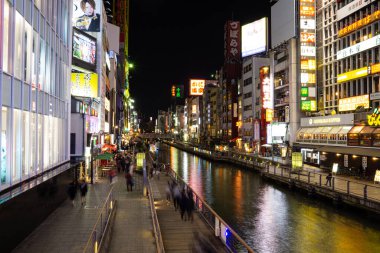 Namba Osaka 'nın en popüler turizm merkezlerinden biridir, popüler bir alışveriş, eğlence ve gıda merkezidir. Modern estetik tasarım çağına sahip başarılı metropol, bu dalgın Osaka gezisi, sizi suya davet ediyor.