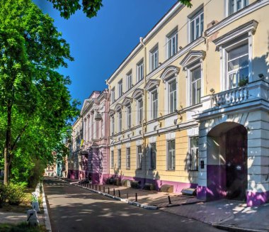 Odessa, Ukrayna - 03.05. 2020 yılı. Ukrayna, Odessa 'daki eski tarihi ev, güneşli bir bahar gününde.