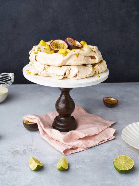 Çarkıfelek meyveli Pavlova keki, mango, limon ve muz kreması