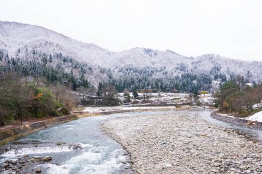 Shirakawa Köyü, 1995 yılında UNESCO 'nun dünya mirası olarak listelenmişti. Dağ tarafından çevrelenmiş Budist keşişlerin ellerine benzeyen sarp sazlı çatılarla tasarlanmış bir çiftlik evi..