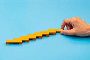 Büyüme süreci için iş konsepti, basamak olarak ahşap blokları dizmek