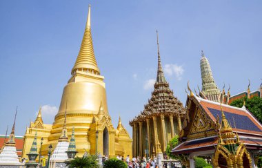 Bangkok, Tayland - 24 Aralık 2018: Zümrüt Buddha Tapınağı 1782 'de inşa edildi, Tayland' ın en kutsal Budist tapınağı, aynı zamanda güçlü bir din-siyaset sembolü ve Tayland paladyumu. Dikenli zirve tasarımı, ihtişamın kombinasyonu