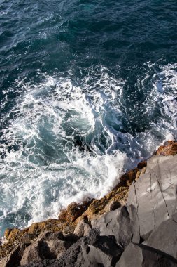 Güzel dalgalar kayalara çarpıyor.