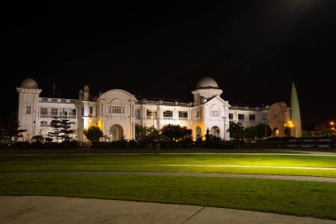 Ipoh Tren İstasyonu 1917 'de tamamlandı. Kasabanın tarihi binası 100 yıldan fazla sürdü. Şehrin tarihsel mirasında her zaman var olan bir şeydir. Mimari olduğu kadar sanatsal da olsa, çarpıcı bir tasarım sizi hipnotize edecektir..