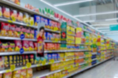 Süpermarket ürün ve gıda arka planındaki rafları bulanıklaştırıyor