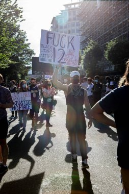 Göstericiler Beyaz Saray 'ın dışında barışçıl bir şekilde protesto ediyorlar
