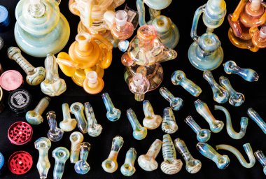 Sigara içmek için THC CBD esrar tomurcukları hazırlayın