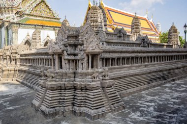 Zümrüt Buda tapınağı 1782 yılında inşa edildi, Tayland 'ın en kutsal Budist tapınağı, aynı zamanda güçlü bir din-politik sembolü ve Tayland paladyumu. Dikenli zirve tasarımı, ihtişam ve tarihi mimarinin birleşimi.
