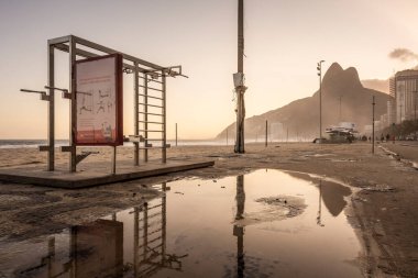 Brezilya, Rio de Janeiro 'daki Leblon bölgesindeki plaj cephesinde egzersiz malzemesi.