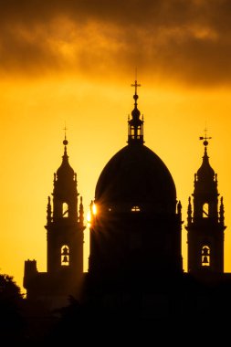 Şehir merkezinde güneş doğarken tarihi kilise binasının güzel manzarası