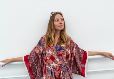 Barceona Macba müzesinde, kırmızı elbisesiyle poz veren bir manken.