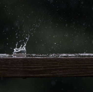 Yağmur damlalarının yakın plan görüntüsü