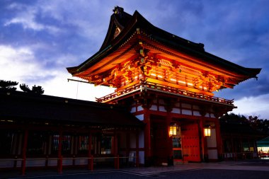 Fushimi Inari-Taisha Tapınağı Japonya 'nın Kyoto kentindeki en ikonik manzaralardan biri olarak bilinir. 1300 yıldan fazla bir süredir, şehrin tarihi mirasında, eğimli çatıları ve özenle hazırlanmış ahşap cepheleriyle sunulmak üzere tarihi yapılar inşa ediliyor.